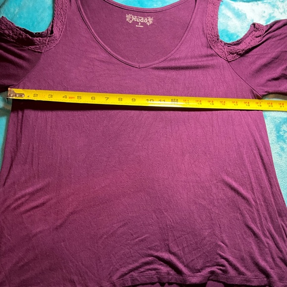 Woman’s cold shoulder blouse - Picture 3 of 4